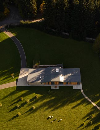Dronová fotografie lesní usedlosti v Beskydech
